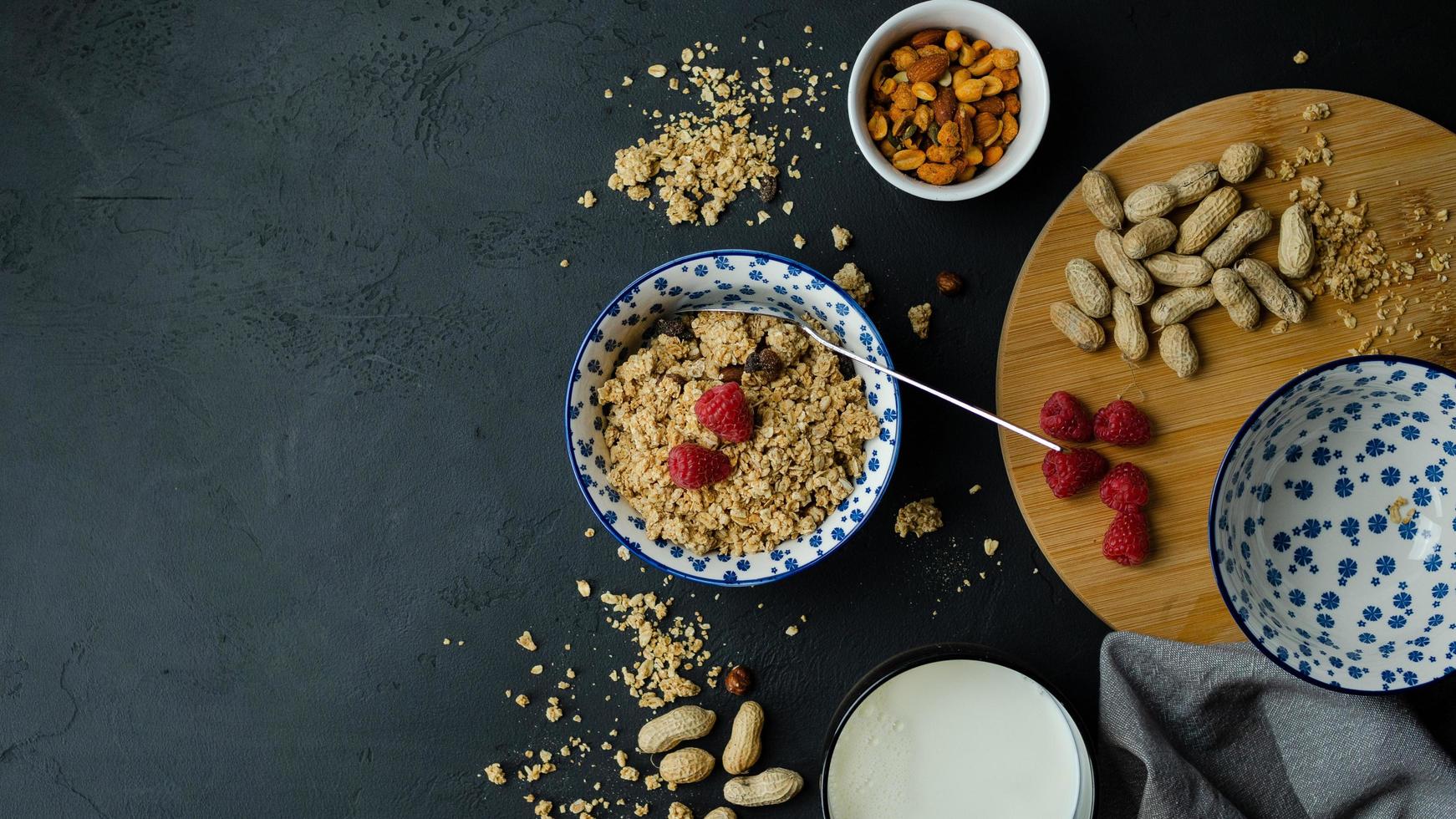 cereales para el desayuno sobre un fondo oscuro foto