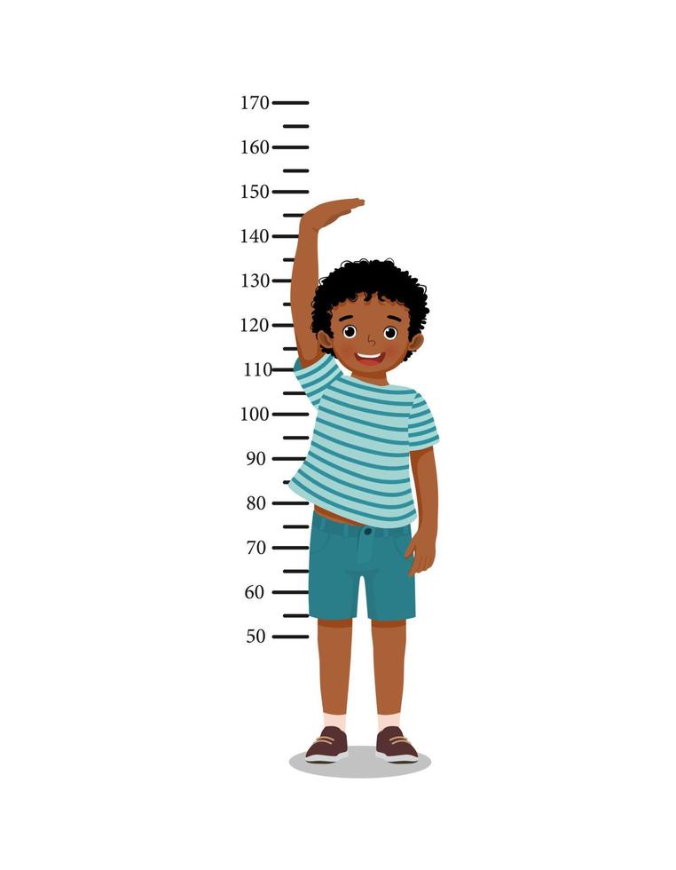 lindo niño africano midiendo la altura de su crecimiento en el fondo de la pared vector
