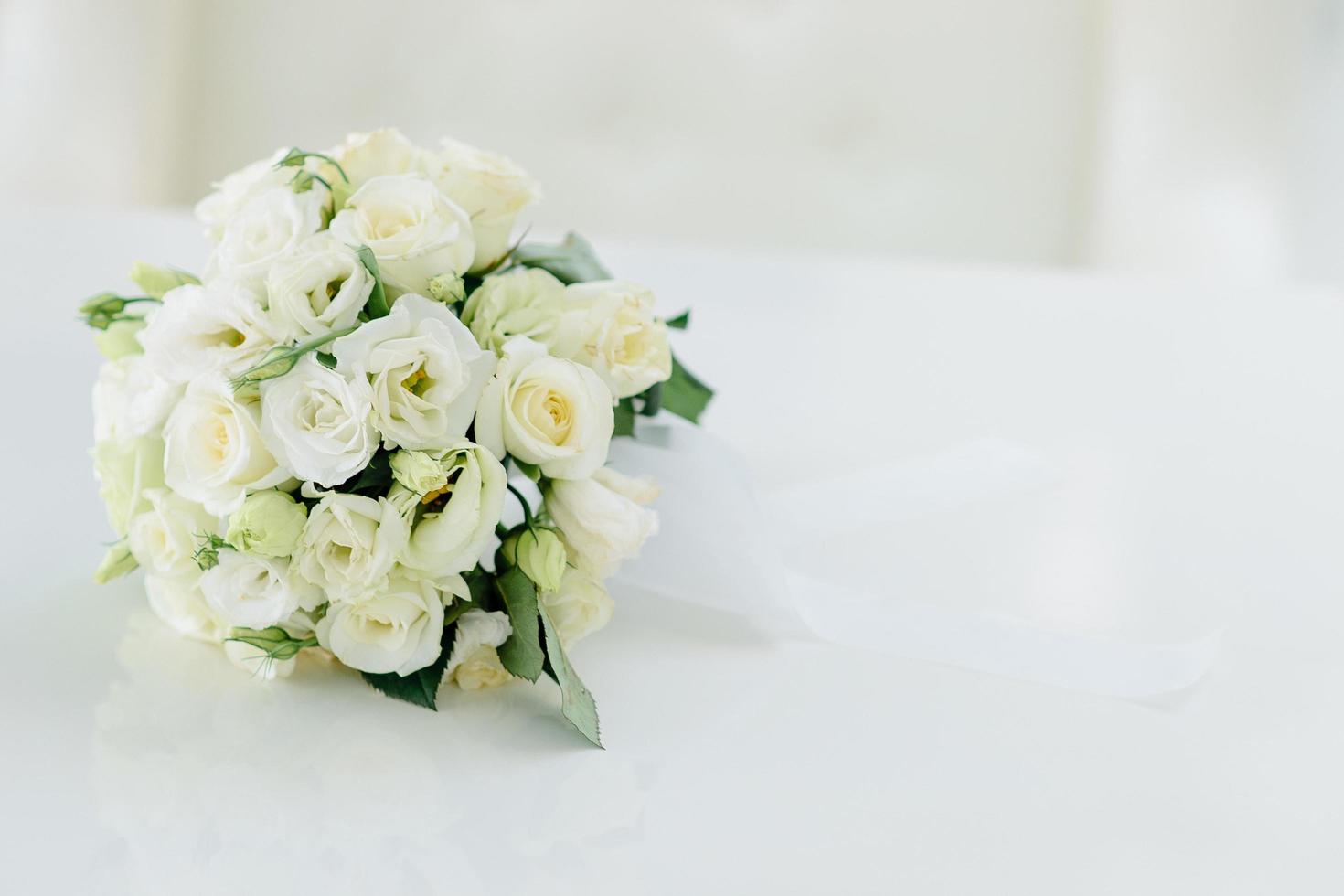 ramo de novia en la mesa foto