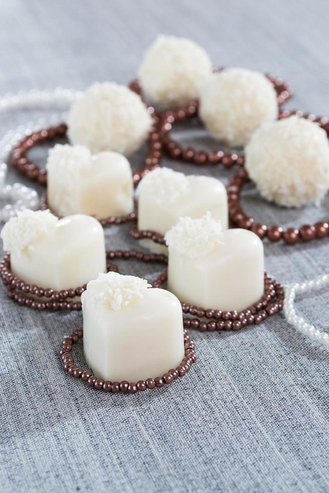 chocolates en forma de corazón con caramelos en copos de coco de perlas foto