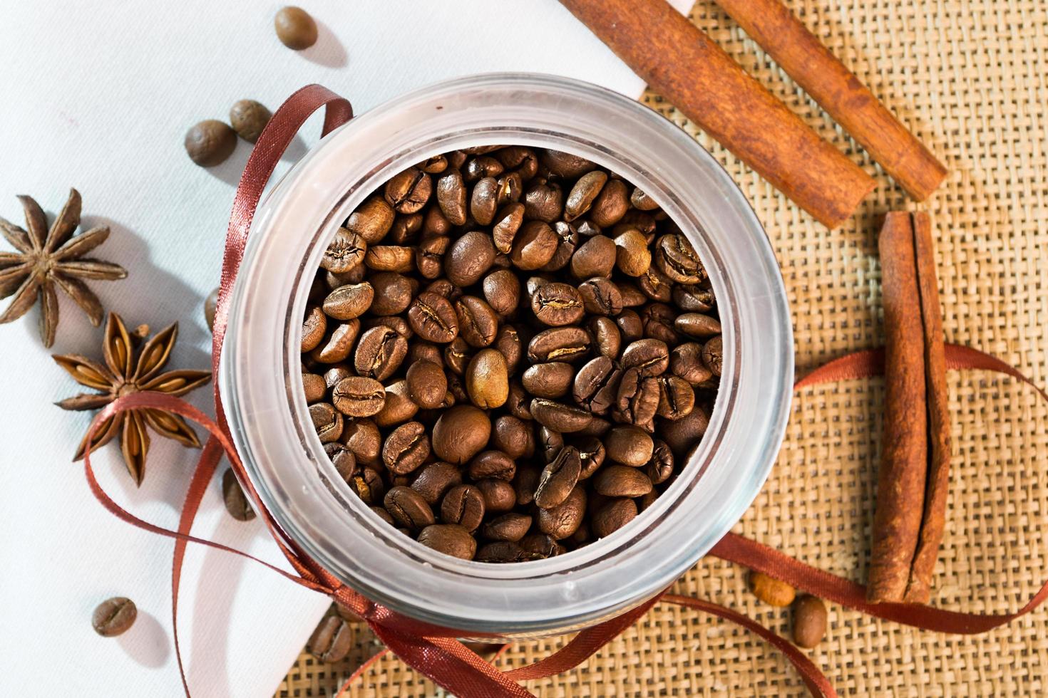 abrir un banco con granos de café sobre tela de saco y servilletas foto