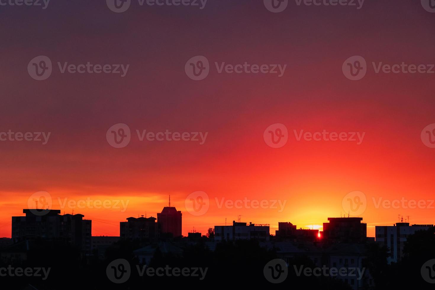 silueta de la ciudad al atardecer. paisaje urbano al amanecer. foto