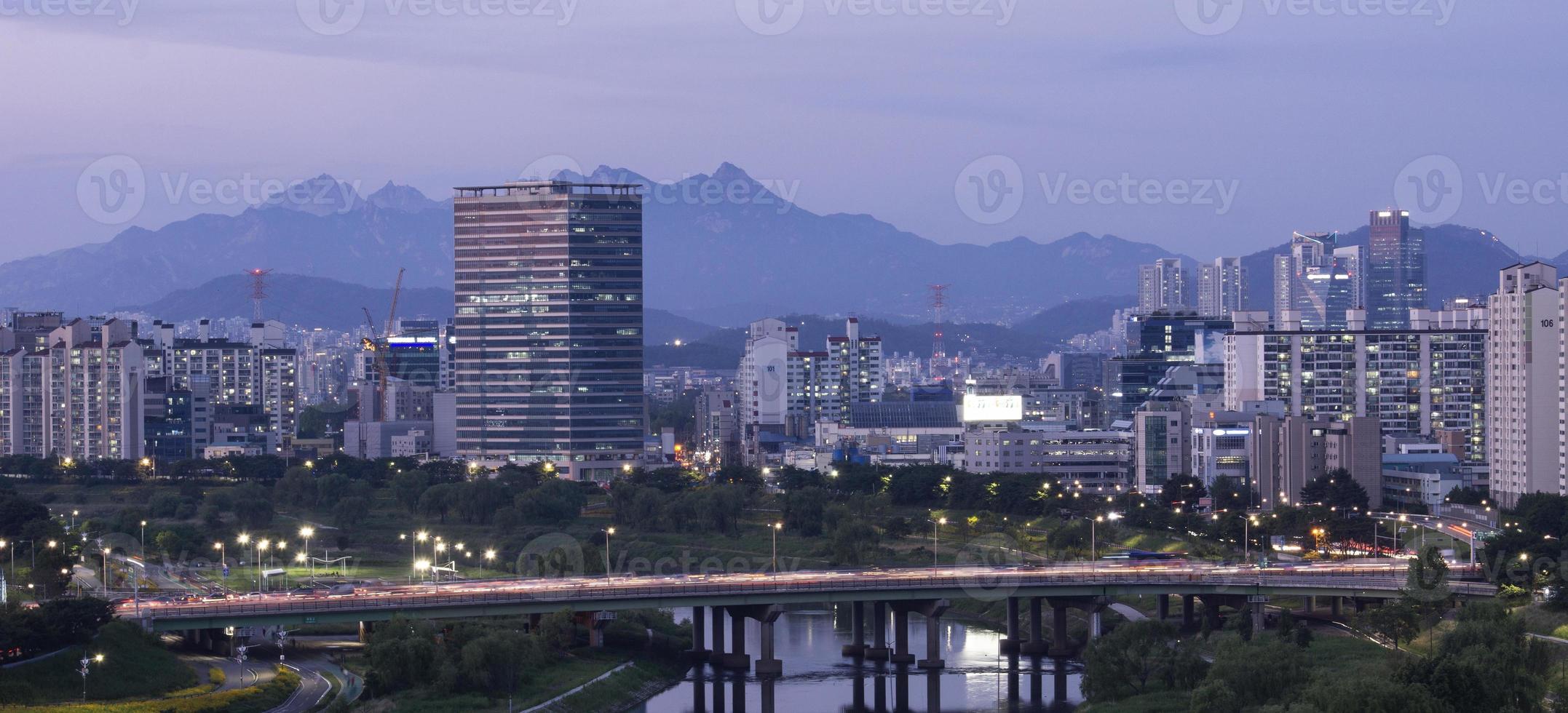 las luces de la ciudad por la noche son una vista magnífica. foto