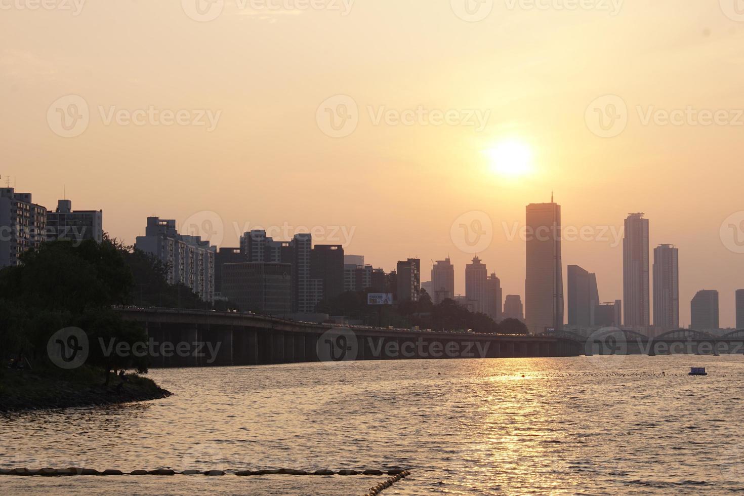 puesta de sol en youido, seúl, corea foto