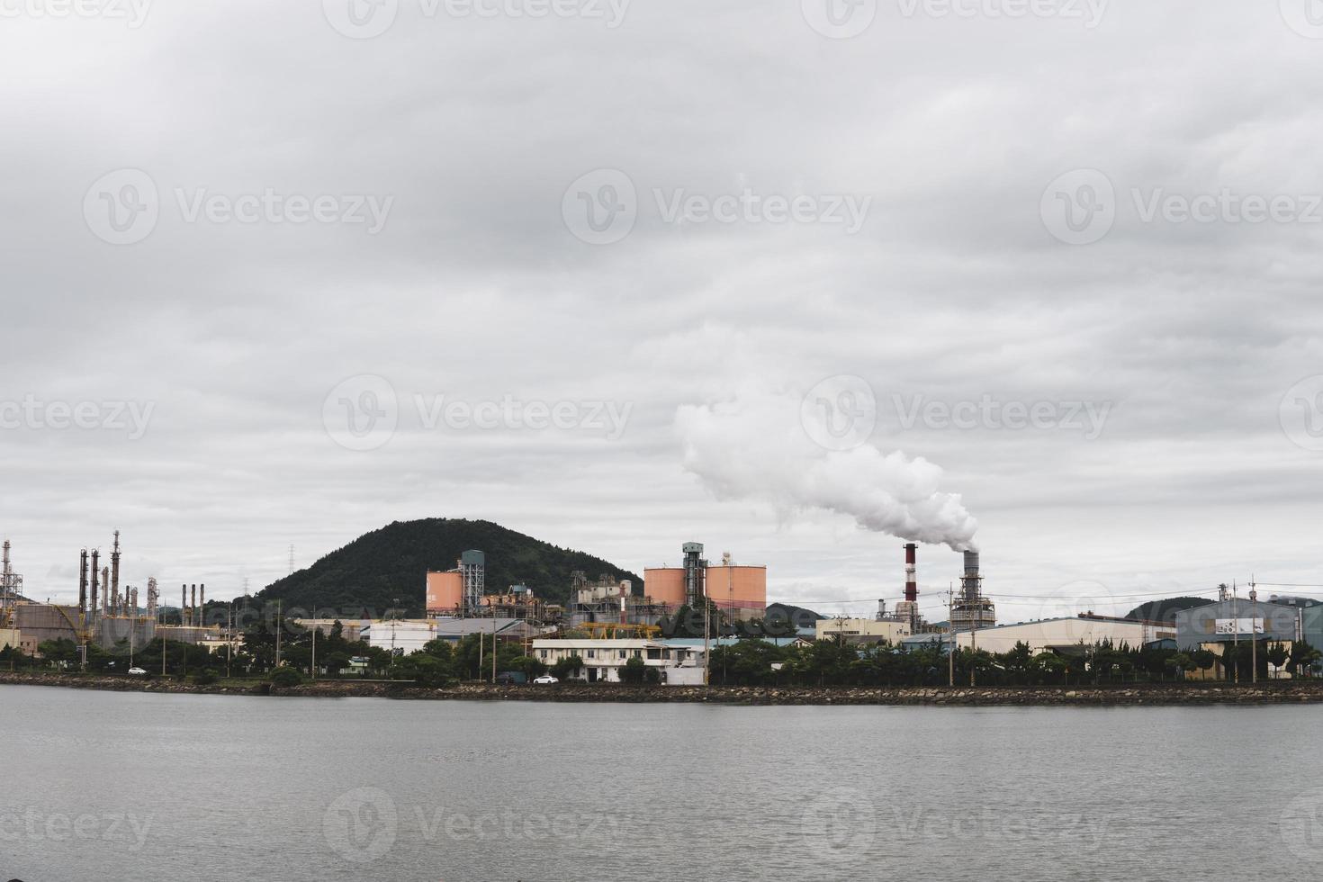 paisaje de ríos y fábricas foto