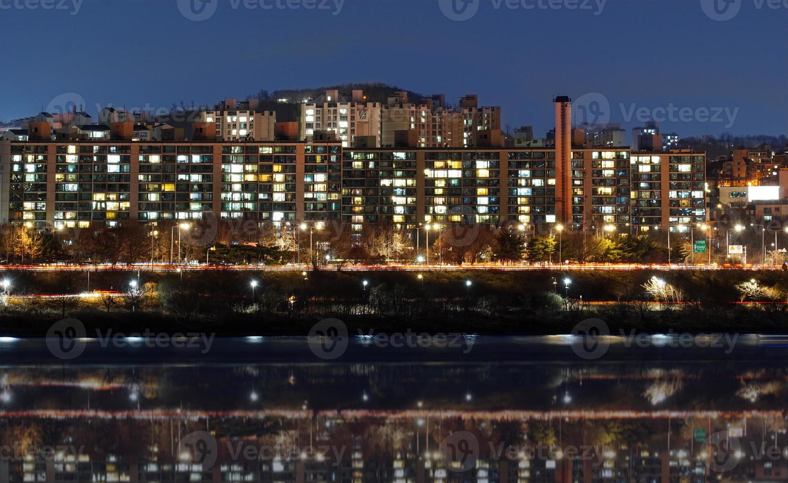 la vista nocturna del río han en seúl, corea foto