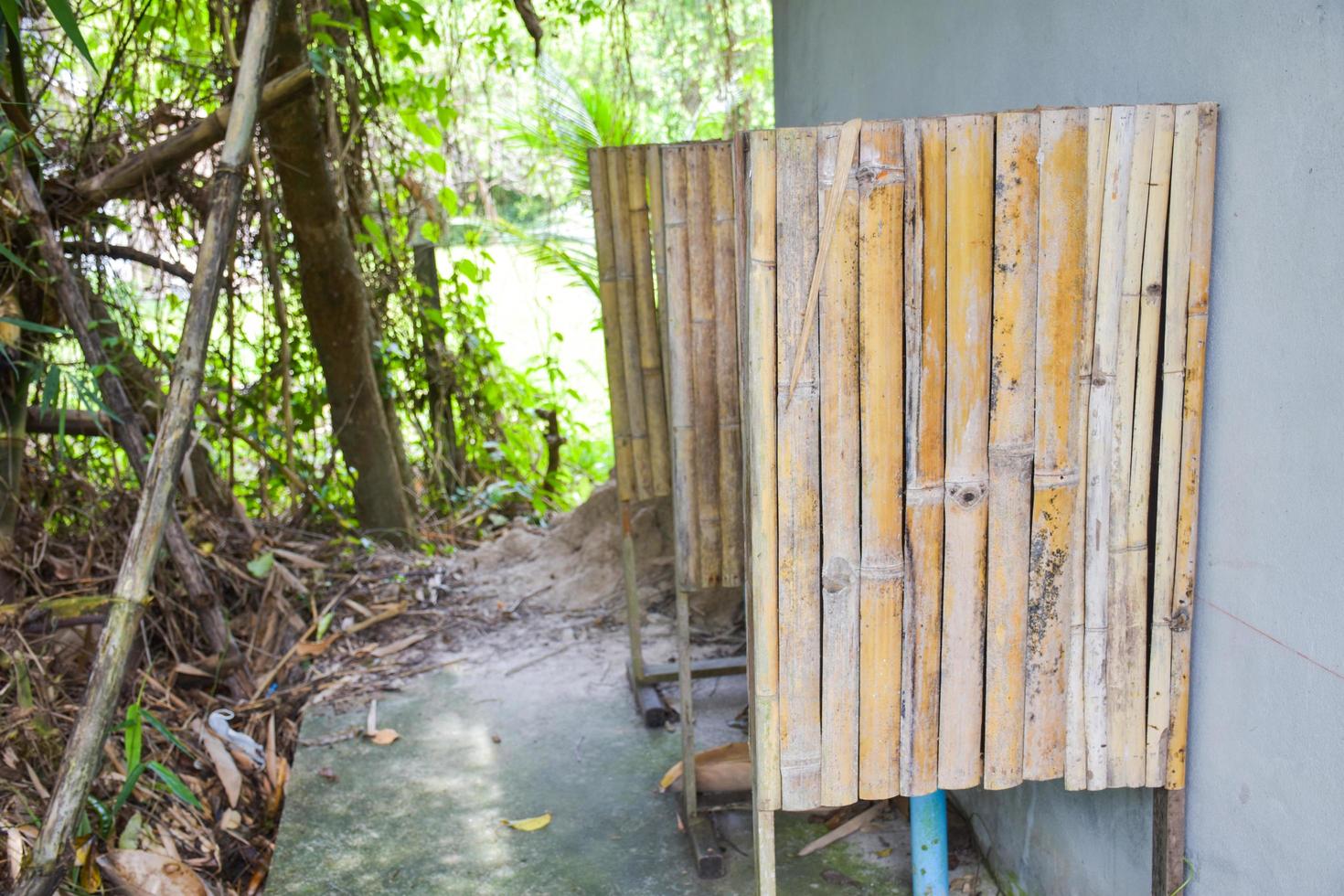 el baño de hombres está decorado con bambú en un resort tailandés. foto