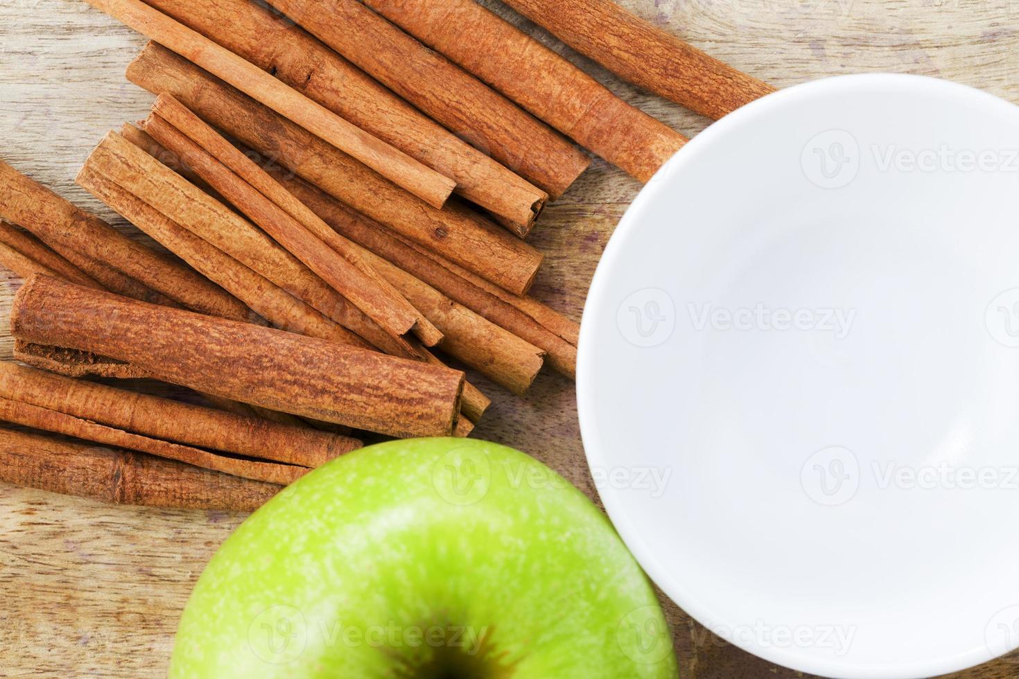 Apple and cinnamon photo