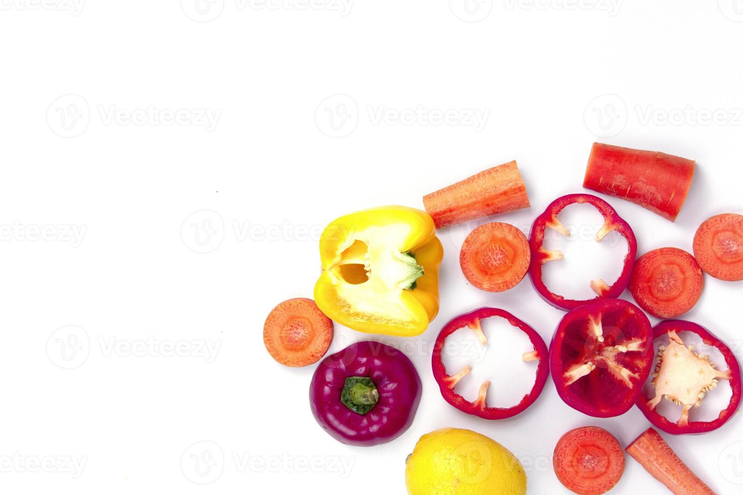 frutos rojos y amarillos saludables aislados en fondo blanco, alimentos saludables en diferentes cortes de brocerli, zanahorias, limones, calabaza, pimientos dulces y con ritmo para plantillas de texto foto