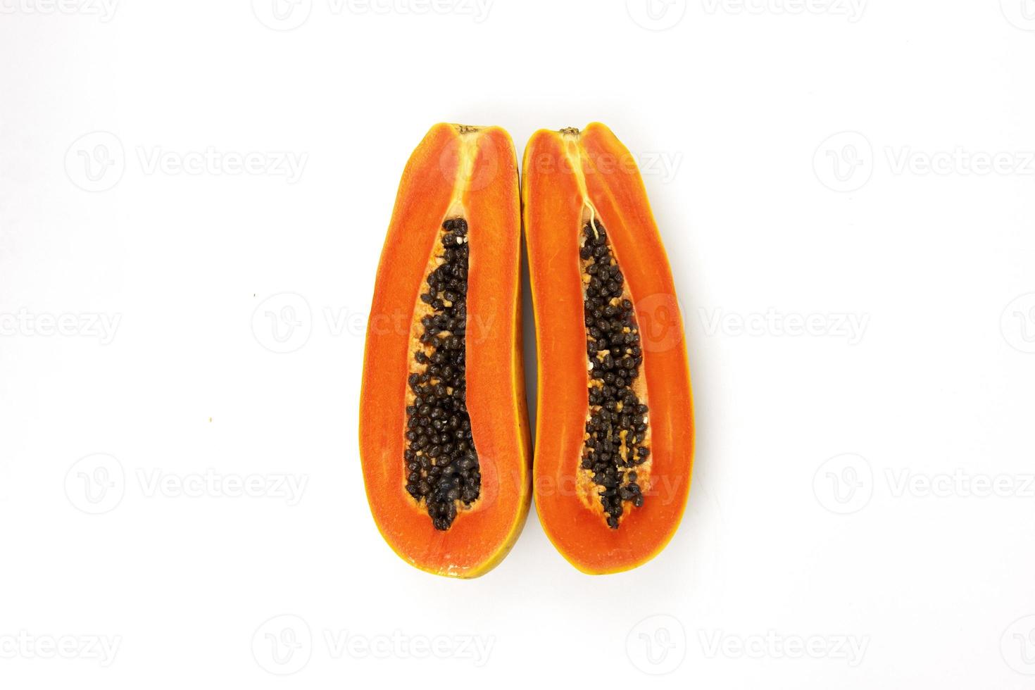 dos trozos de papaya aislados en fondo blanco, papaya fresca y deliciosa en el centro de fondo blanco, concepto de vista superior para la cocina dietética foto