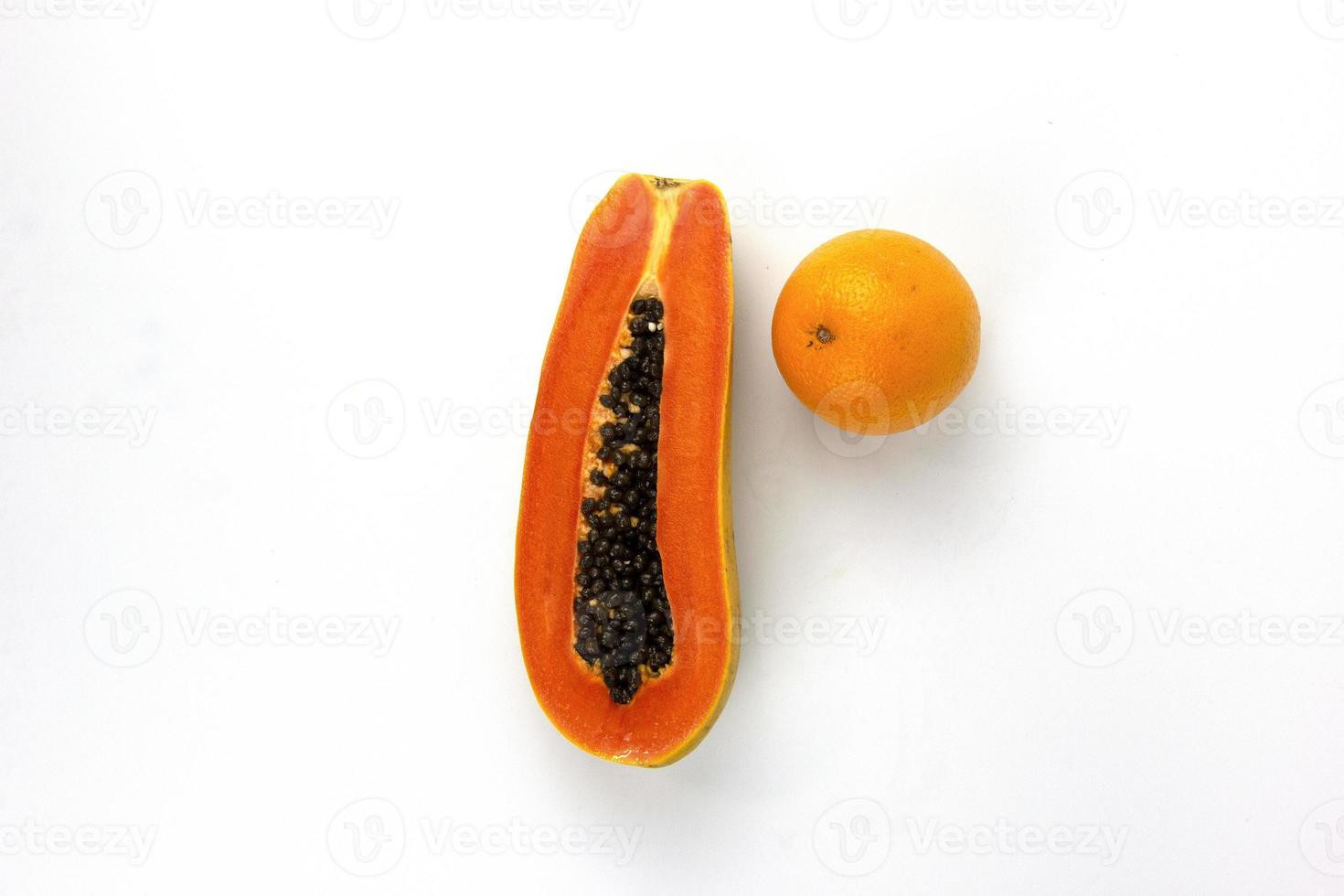 un trozo de papaya con naranja dulce aislado de fondo blanco, papaya de frutas frescas, orage en medio de fondo blanco foto