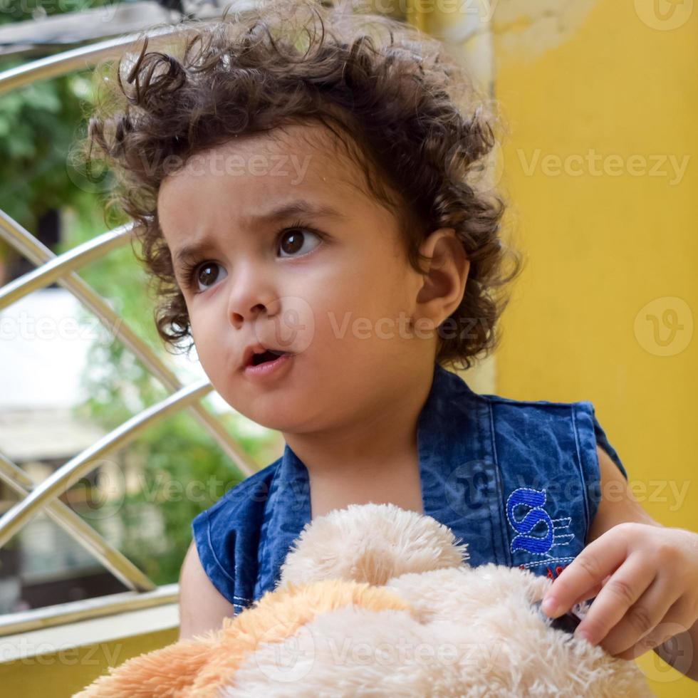 lindo niño shivaay en el balcón de la casa durante el verano, dulce sesión de fotos de niño pequeño durante el día, niño pequeño disfrutando en casa durante la sesión de fotos