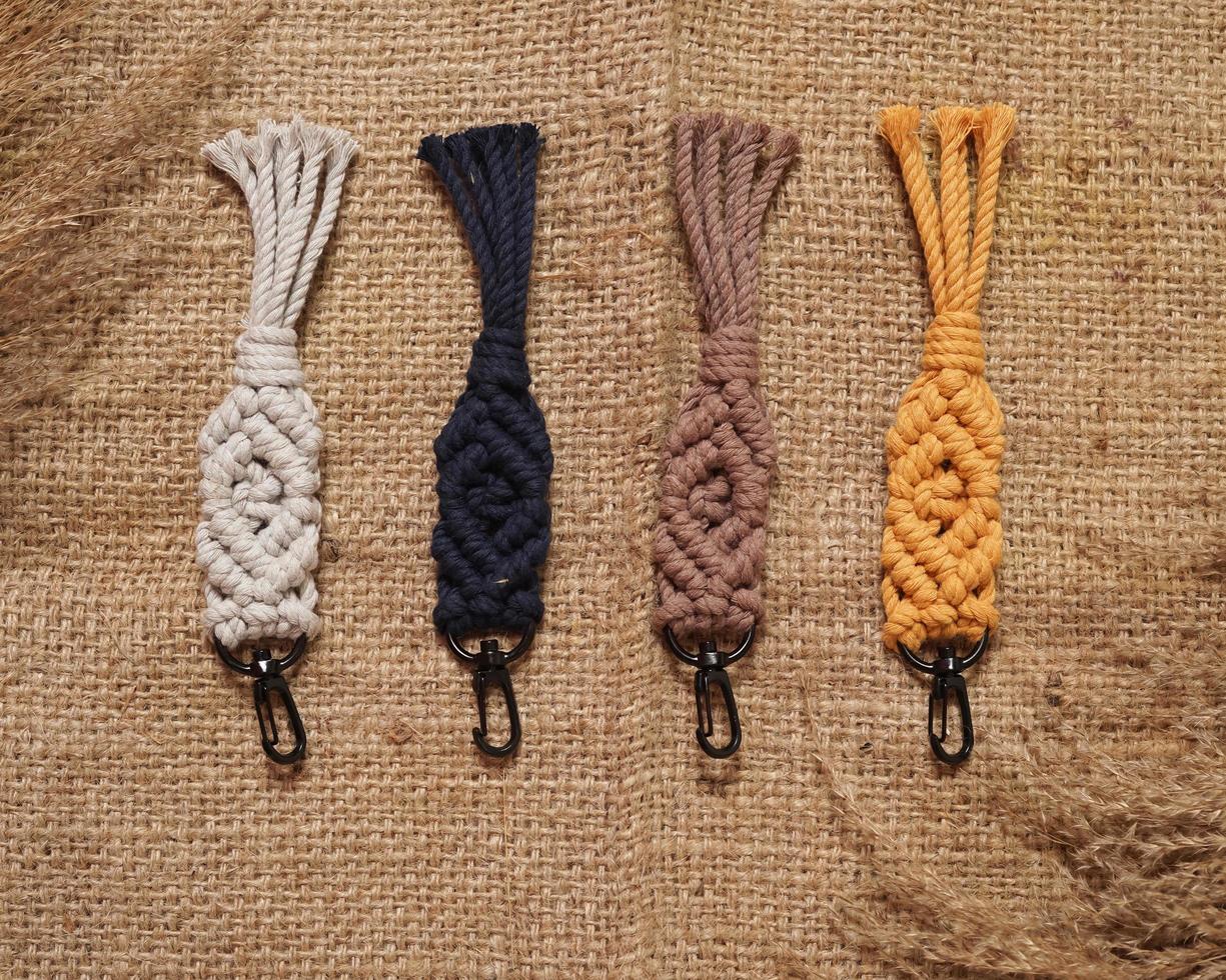 llavero de macrame, chupito de macrame, hecho a mano por mujeres en casa. excelentes imágenes de bricolaje para pancartas y anuncios de macramé y artesanías. diseño de pasatiempo creativo con accesorios, vista superior. macramé hecho a mano. foto