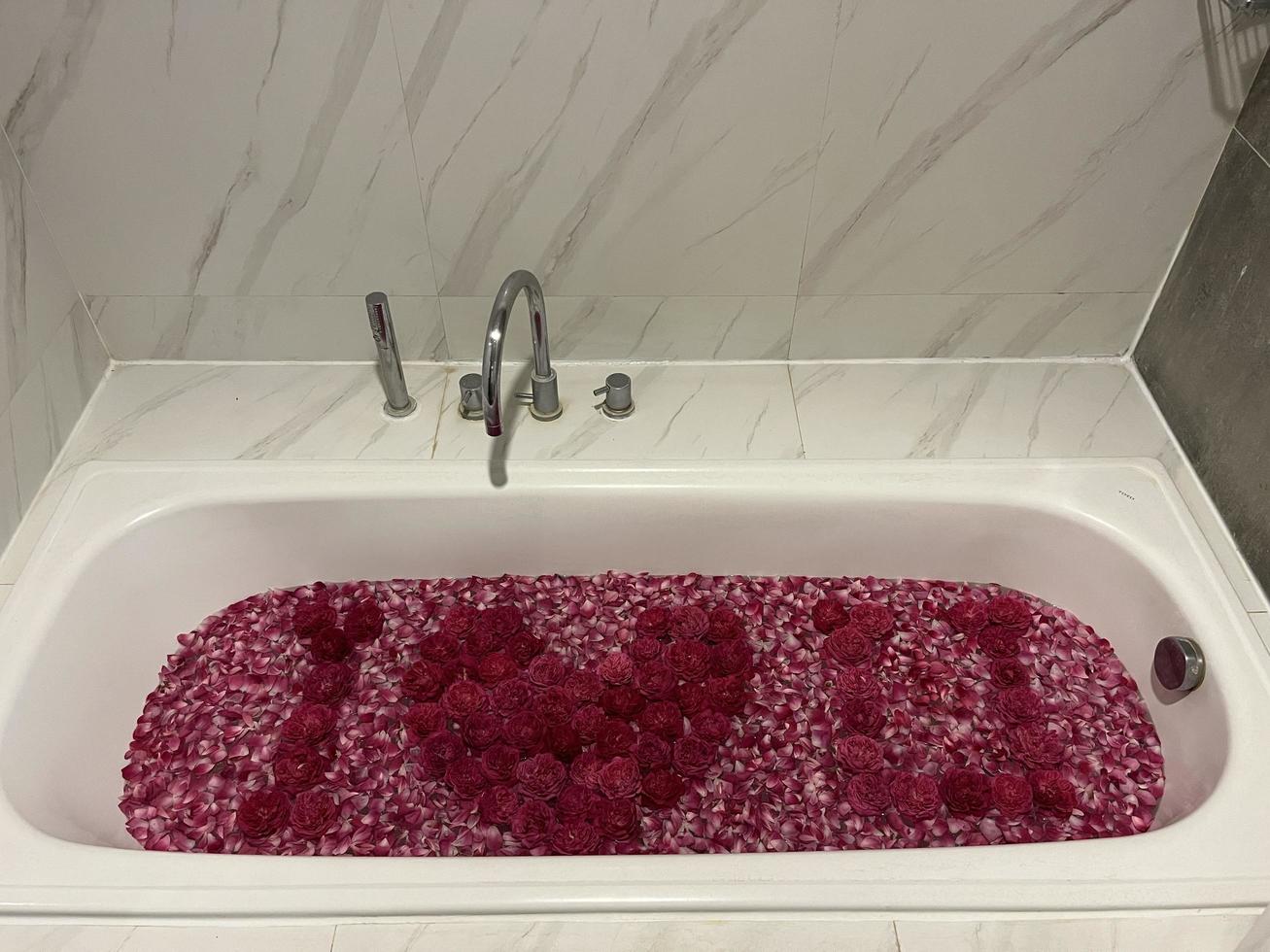 Rose decoration for rooms with a romantic concept. The seductive scent of roses. Roses are neatly arranged and decorated to form a heart. Hotel rooms are prepared for couples going on their honeymoon. photo