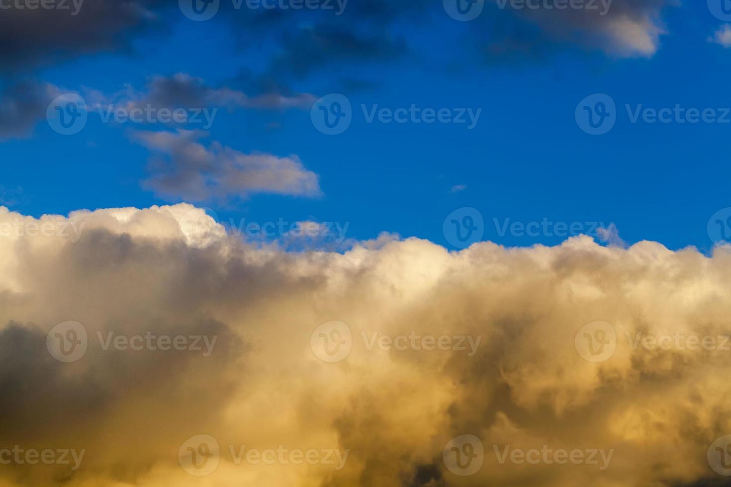 amarillo brillante las nubes durante la puesta de sol foto