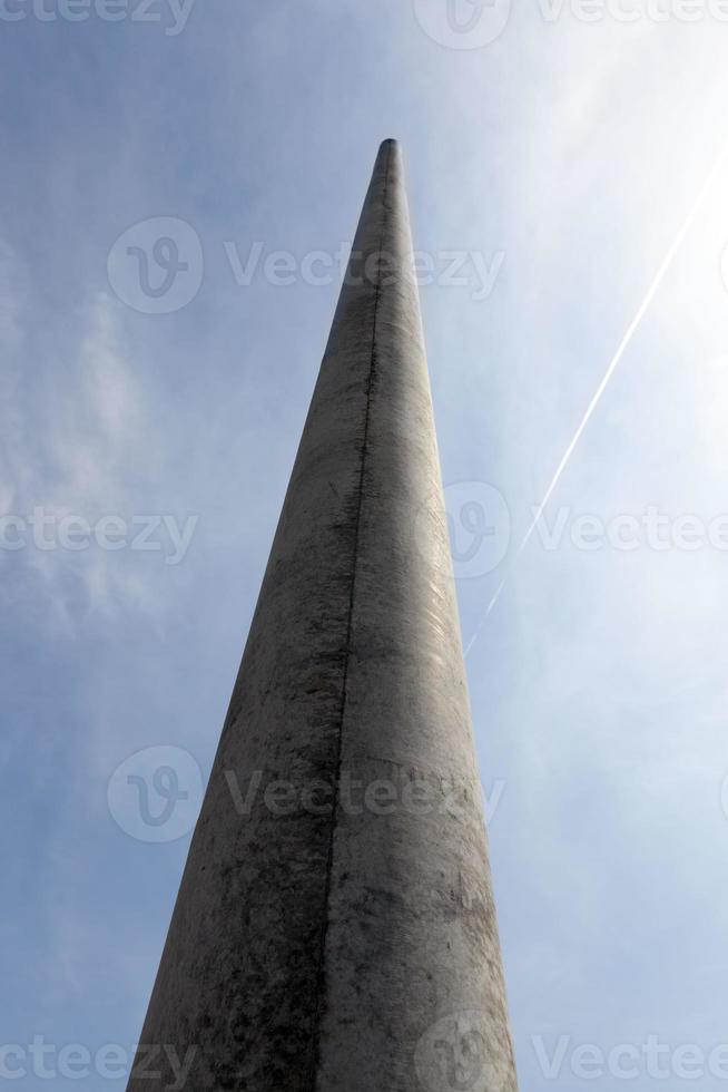 installation of a new concrete pillar photo