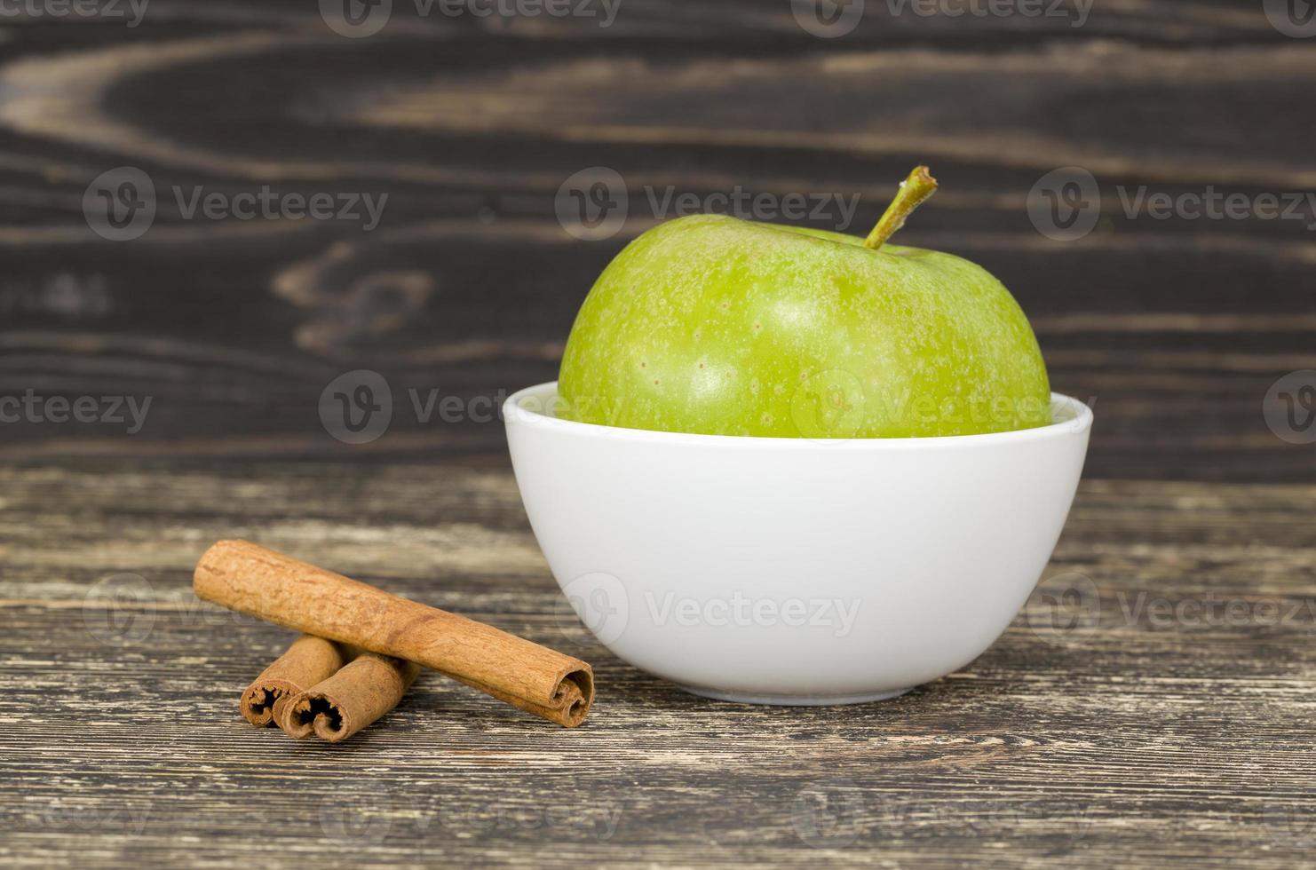 Apple and cinnamon photo