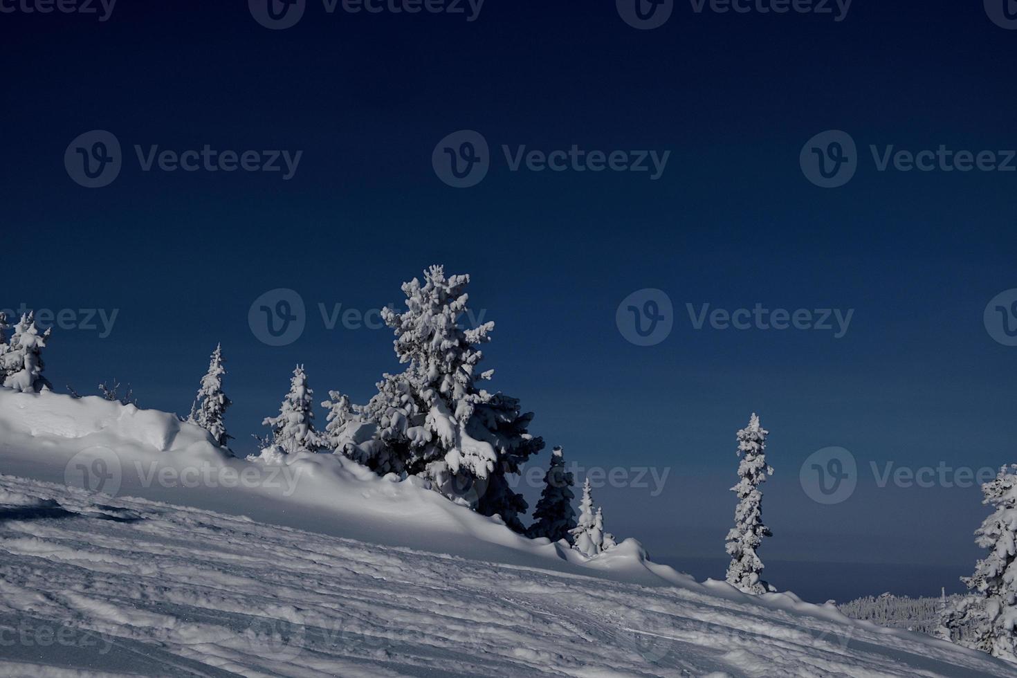 soleada mañana de invierno en las montañas de sheregesh en la pista de esquí foto