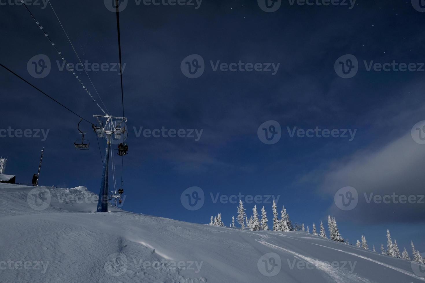 soleada mañana de invierno en las montañas de sheregesh en la pista de esquí foto