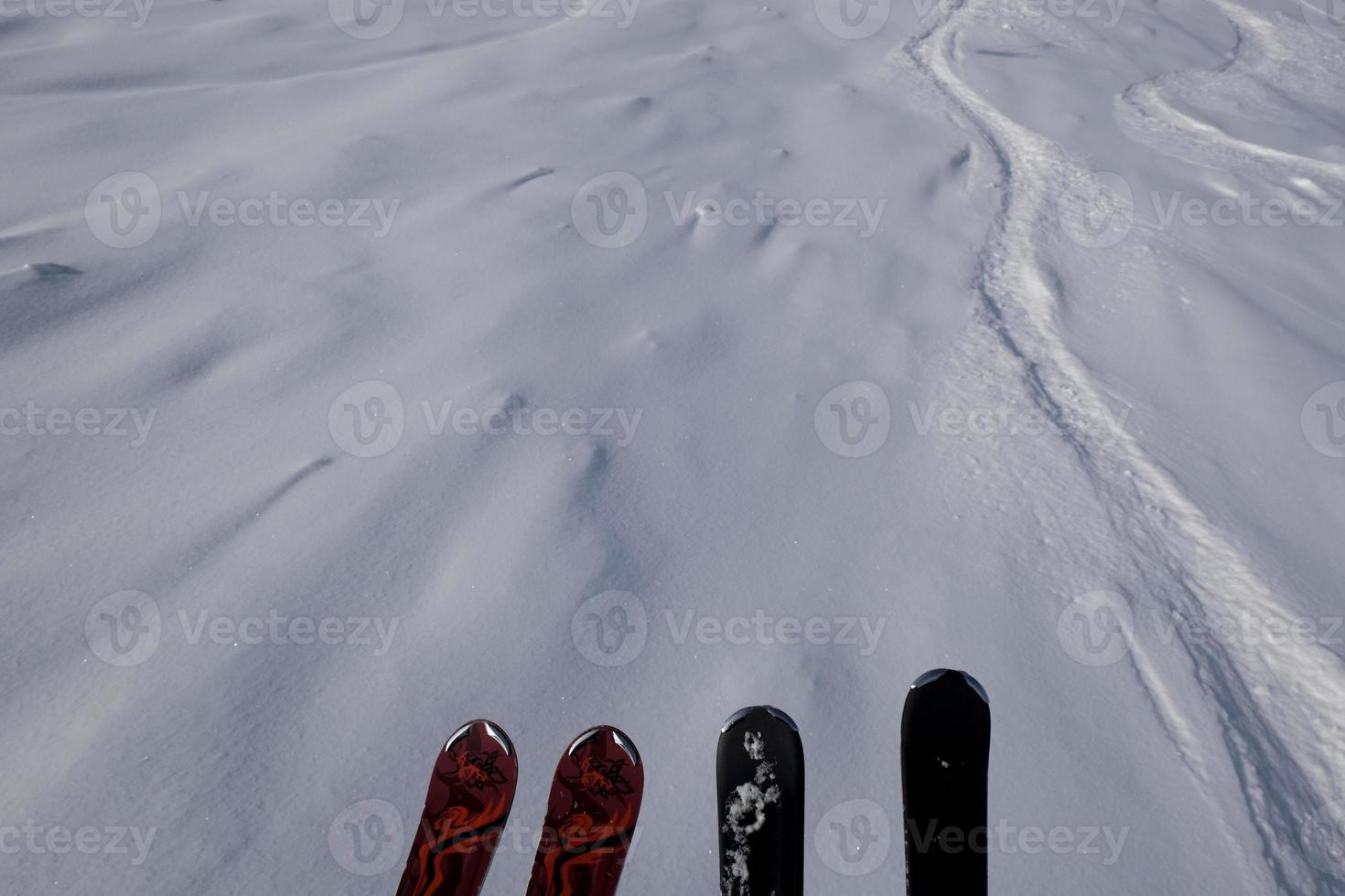 soleada mañana de invierno en las montañas de sheregesh en la pista de esquí foto