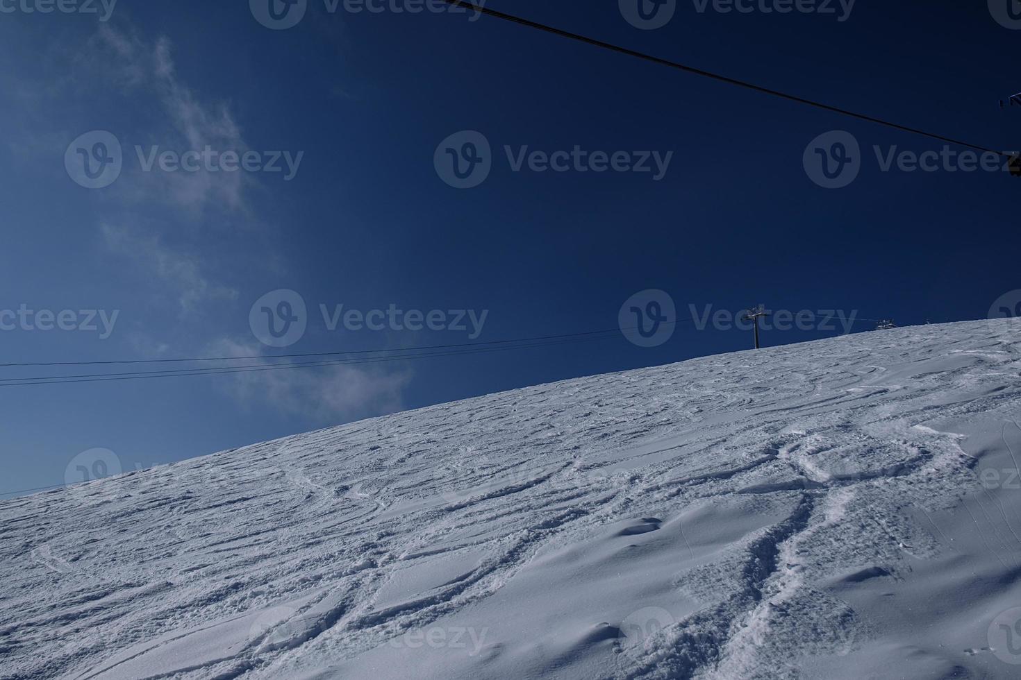 soleada mañana de invierno en las montañas de sheregesh en la pista de esquí foto