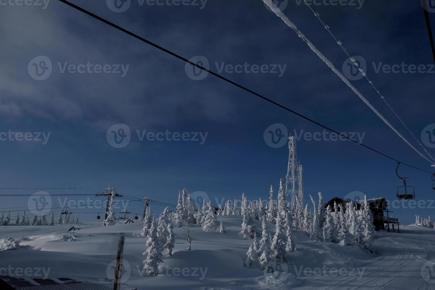 soleada mañana de invierno en las montañas de sheregesh en la pista de esquí foto