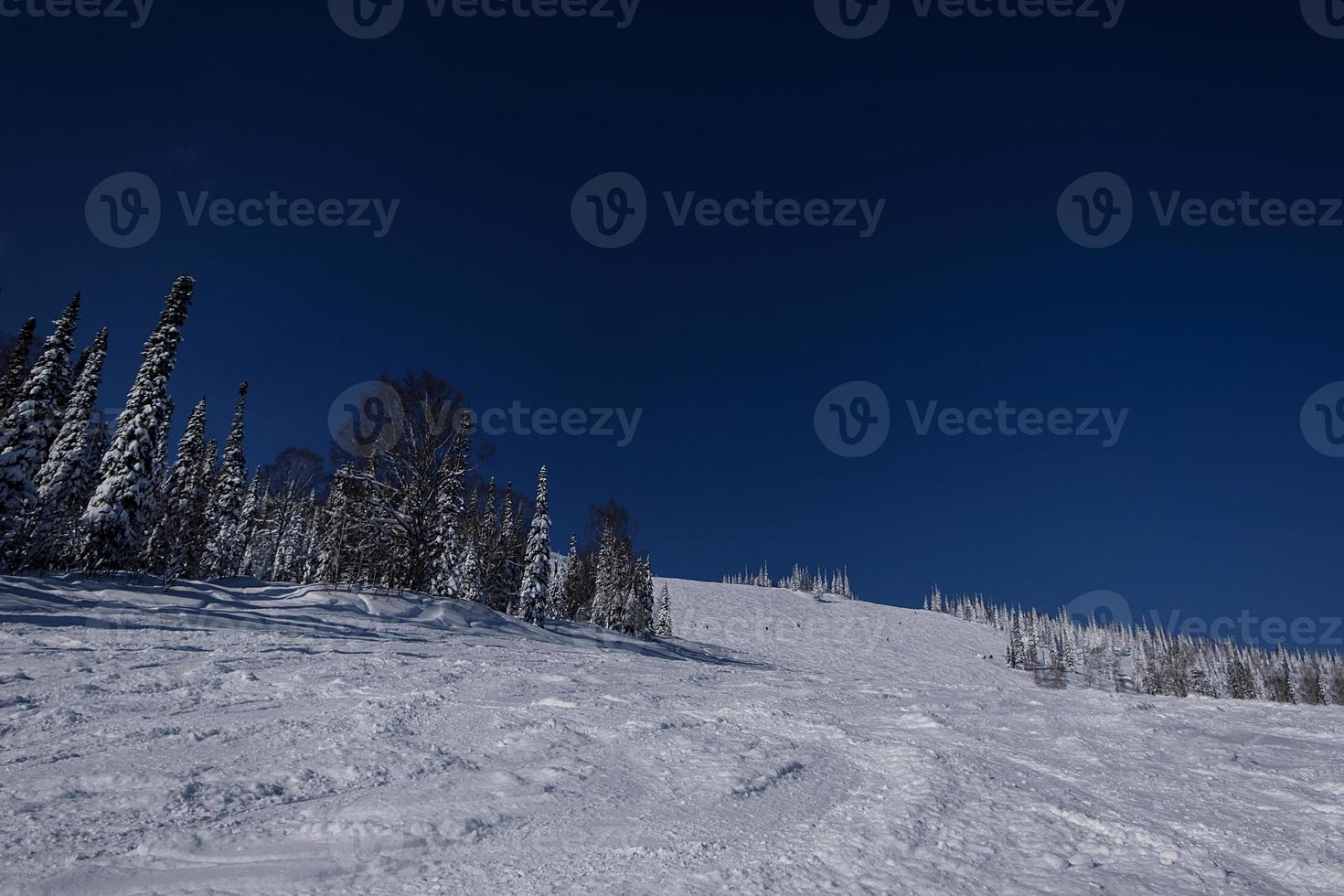 soleada mañana de invierno en las montañas de sheregesh en la pista de esquí foto