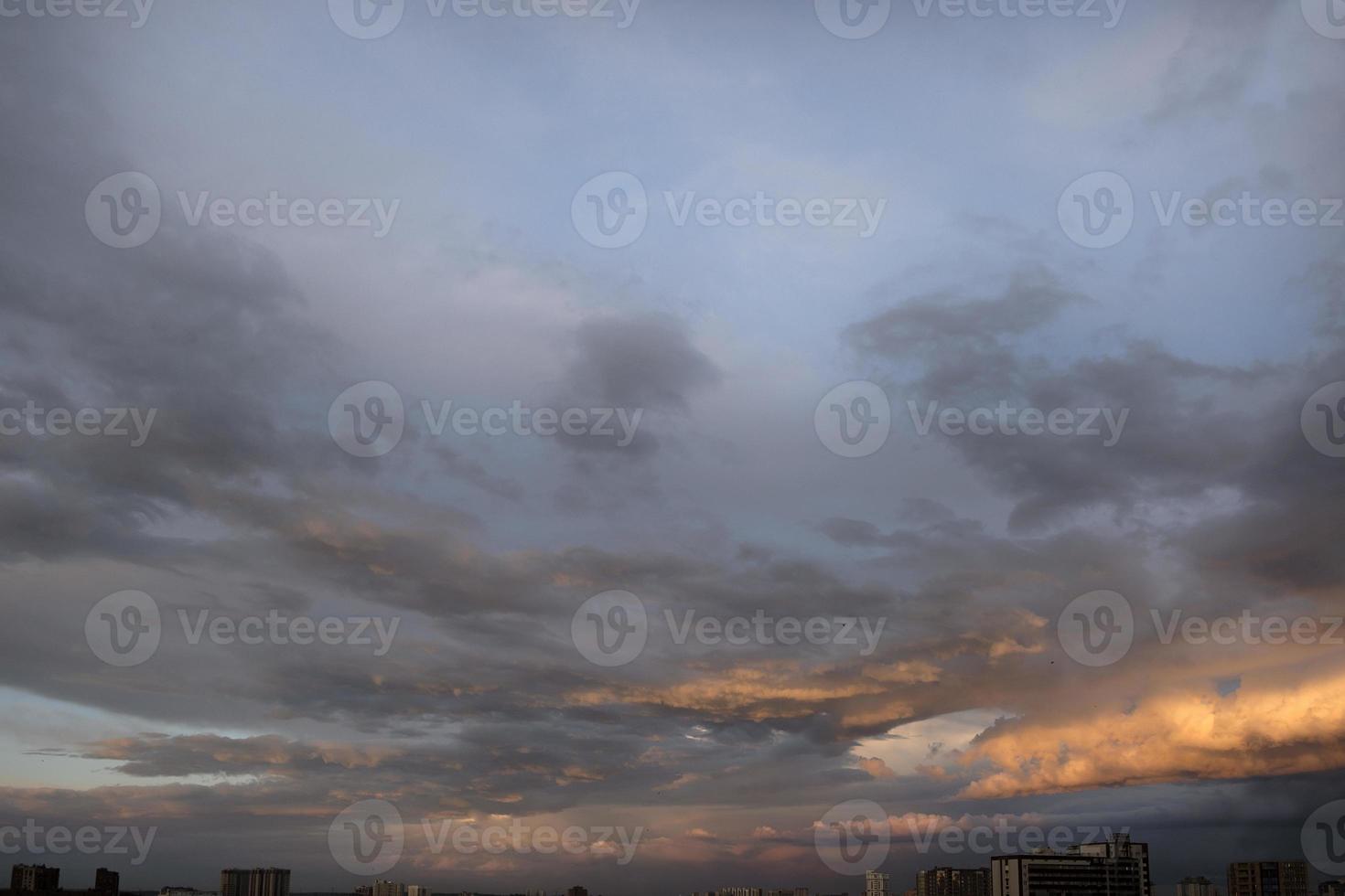 extensión ilimitada del cielo con nubes cúmulos y rayos del sol, momentos de amanecer y atardecer foto