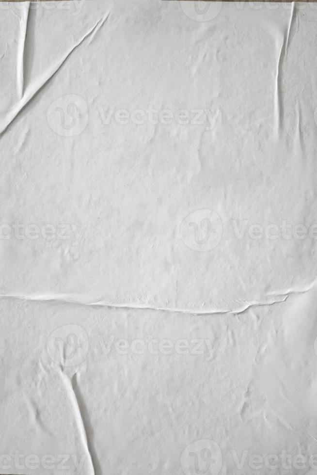 papel pegado blanco en blanco para superposición de textura de póster. patrón arrugado y arrugado para el fondo. papel mojado mate para carteles de maquetas, volantes, folletos y diseño de pancartas foto