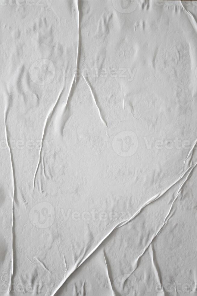 papel pegado blanco en blanco para superposición de textura de póster. patrón arrugado y arrugado para el fondo. papel mojado mate para carteles de maquetas, volantes, folletos y diseño de pancartas foto