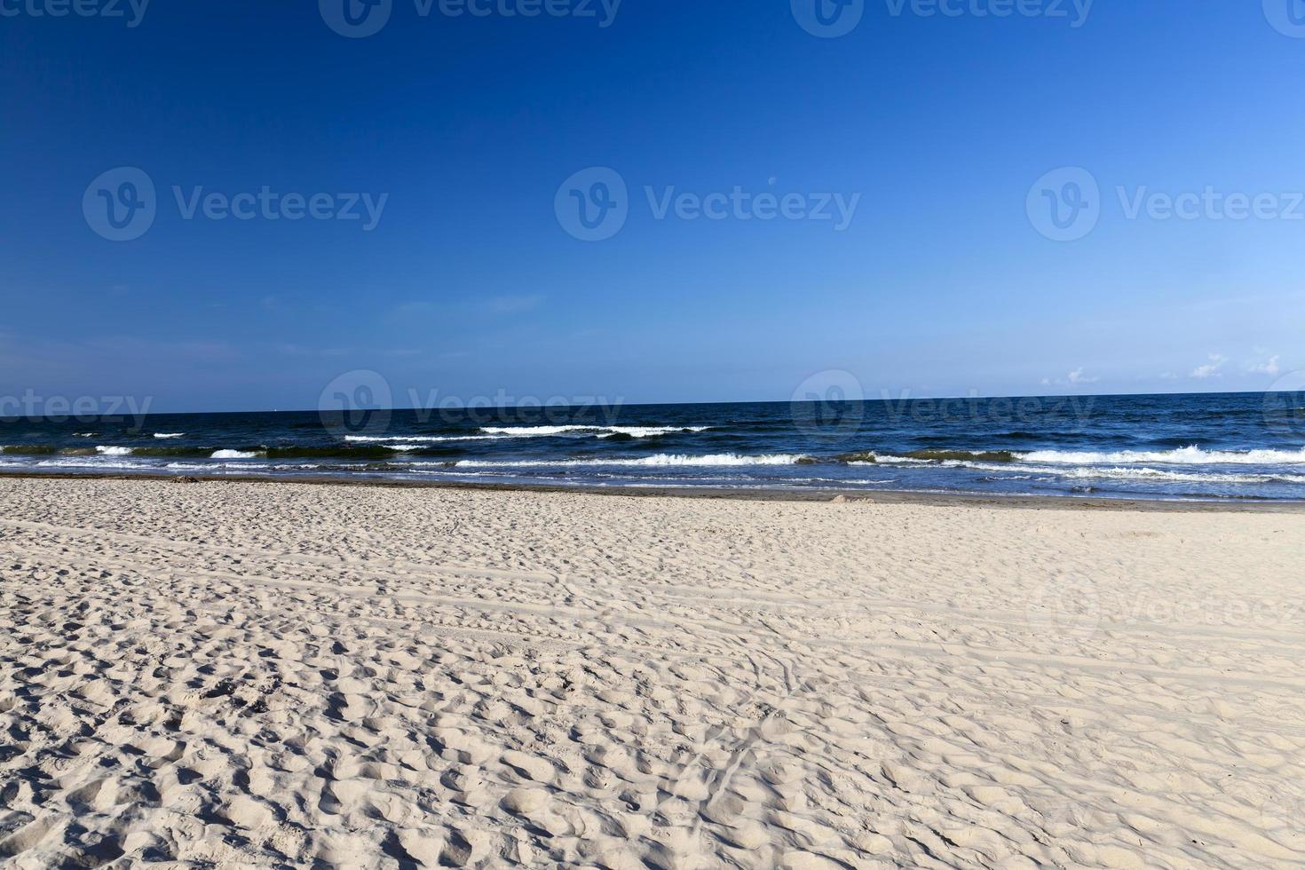 hermoso clima soleado en la costa del mar foto