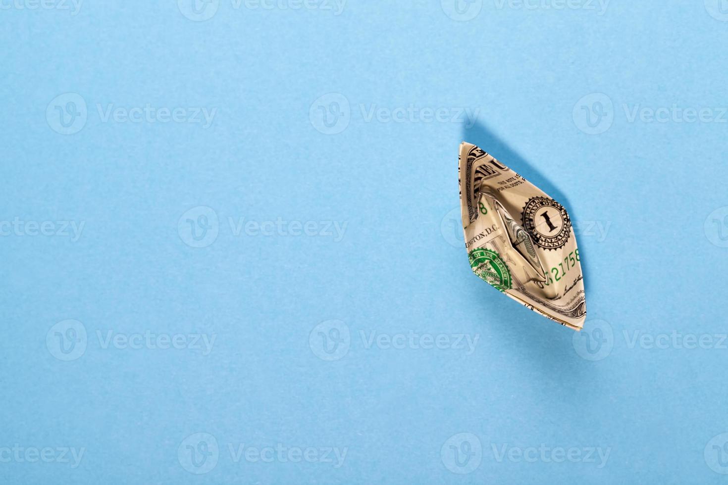 barco de papel hecho de un dólar americano foto