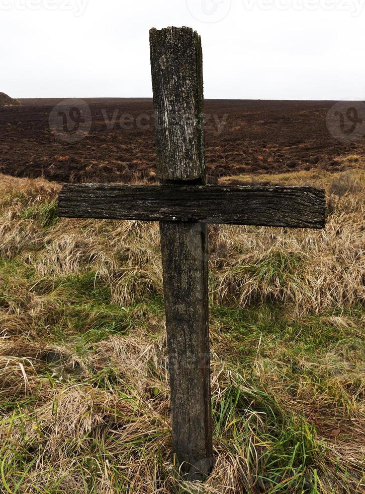 antigua cruz de madera foto