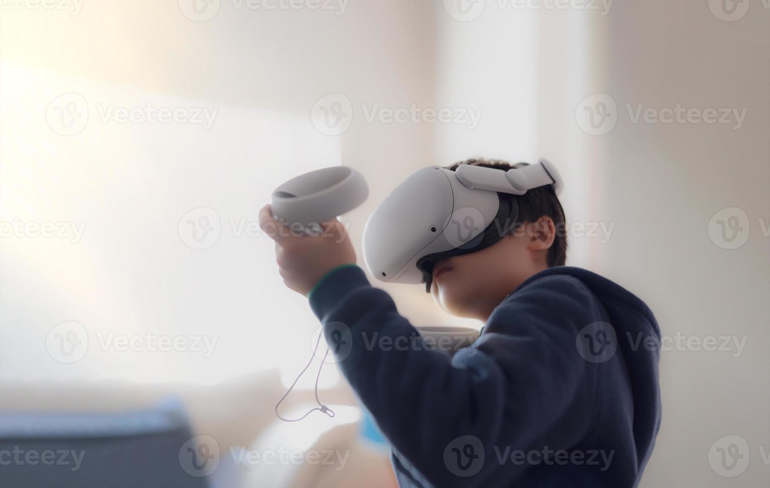 niño asombrado con gafas de realidad virtual. niño emocional jugando videojuegos mirando en auriculares vr. retrato de un niño de raza mixta que experimenta un aparato 3d en la sala de estar. foto