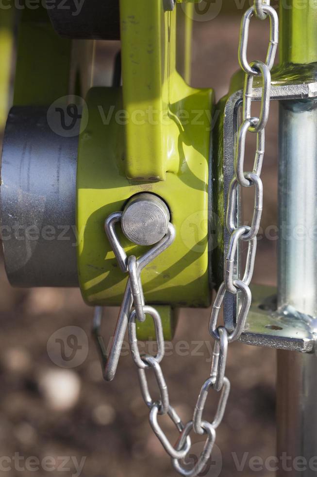 chain on the details photo