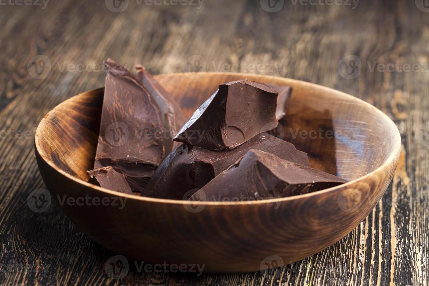 trozos grandes de chocolate con cacao foto