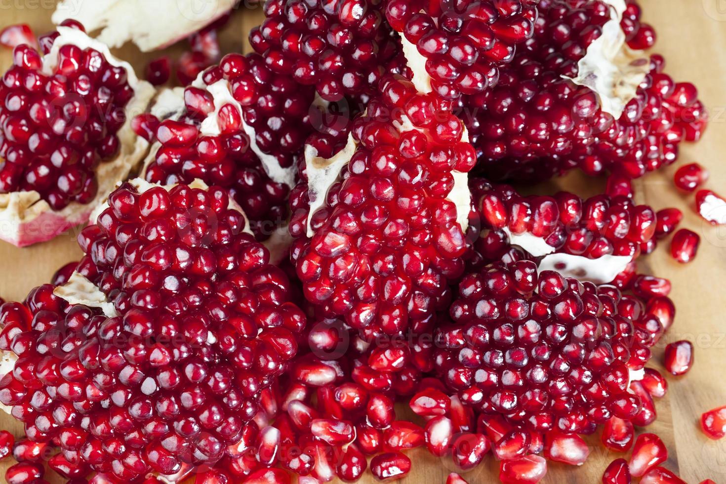 granada de frutos rojos y maduros con granos rojos foto