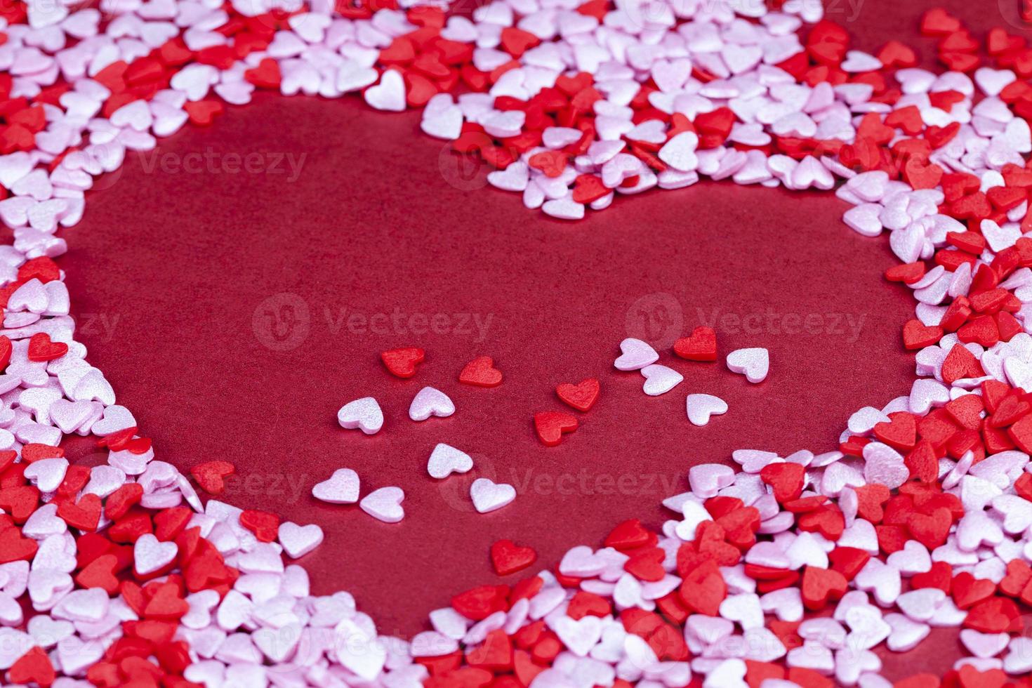 caramelos en forma de corazón dulce rojo y blanco foto