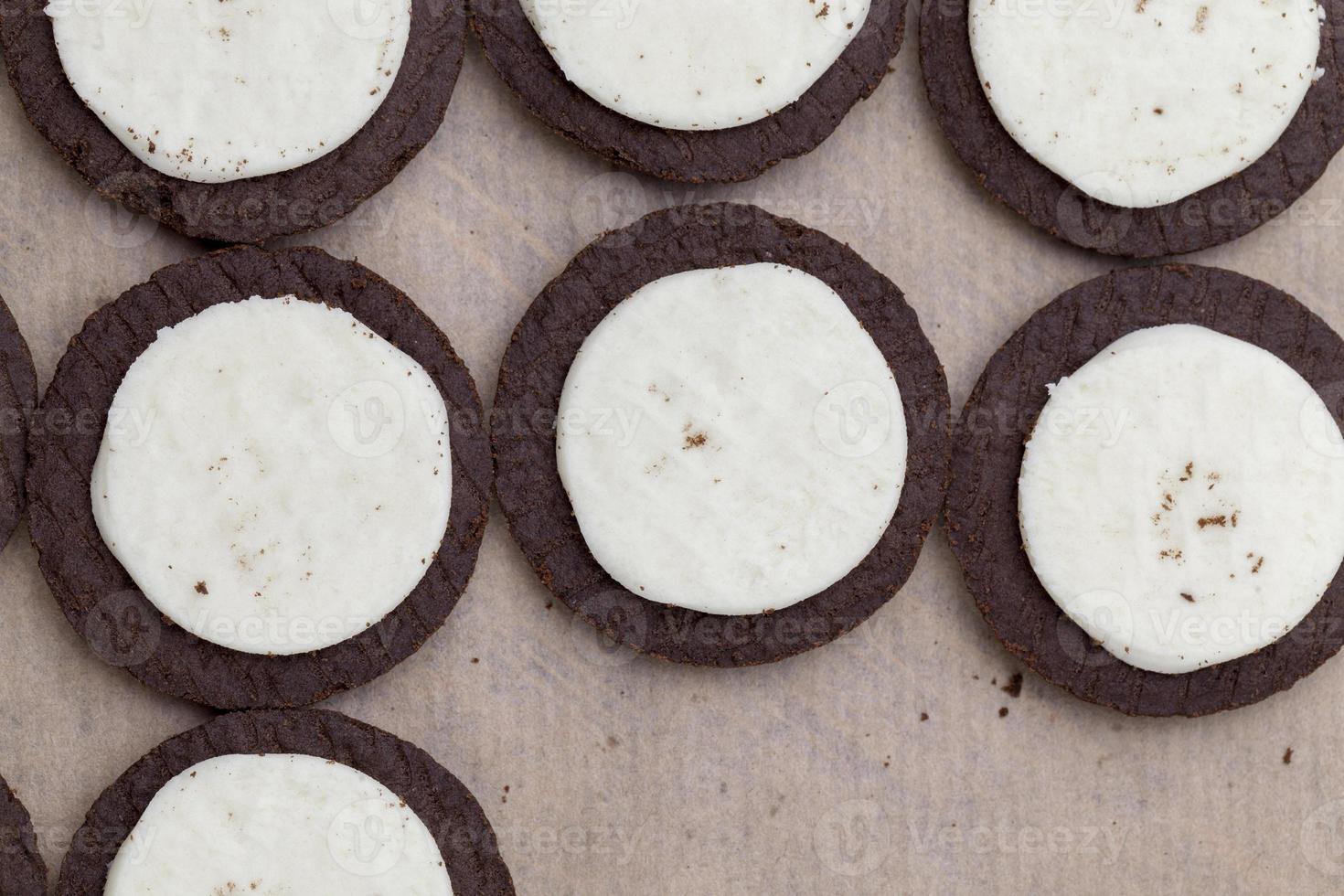 galletas de chocolate con relleno de crema cremosa foto