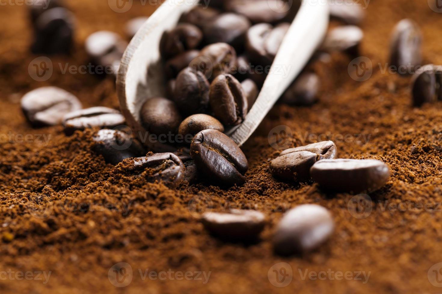 https://static.vecteezy.com/system/resources/previews/009/719/094/non_2x/close-up-of-coffee-beans-for-making-a-real-drink-photo.jpg