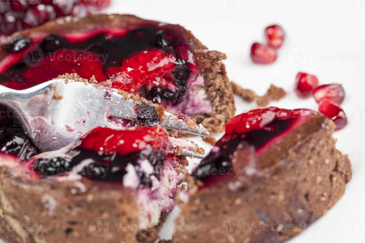 tartaleta redonda con fresas y arándanos en crema de mantequilla foto