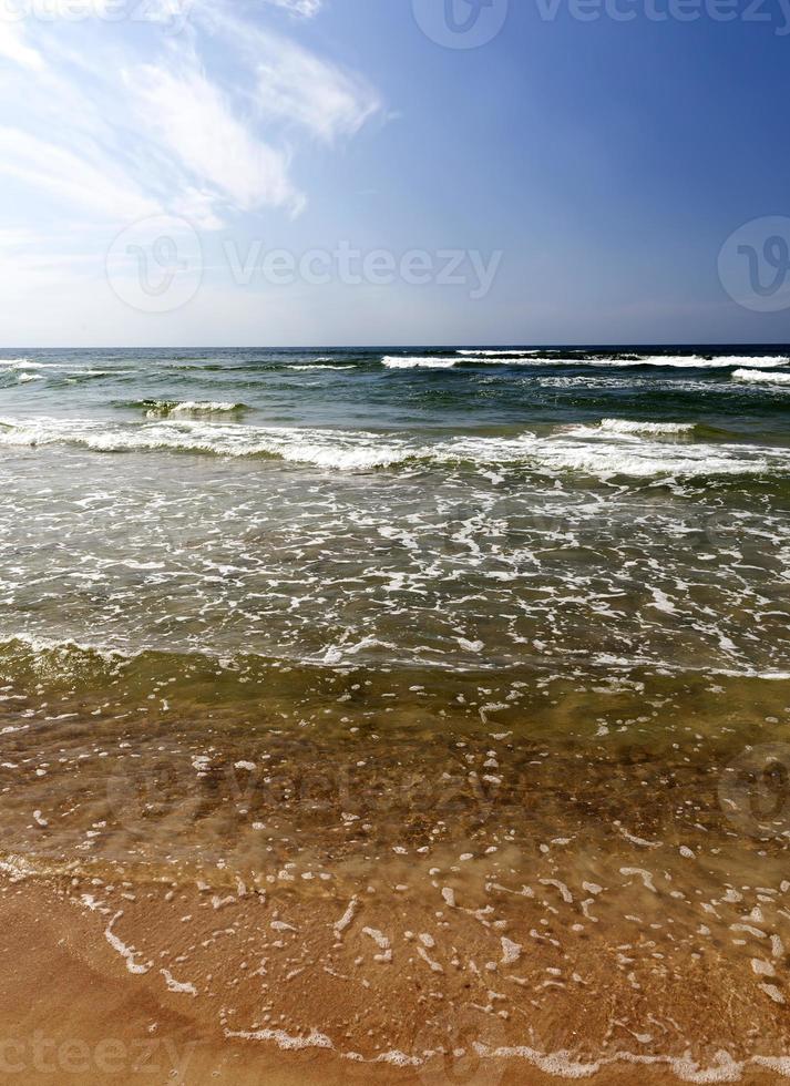 hermoso clima soleado en la costa del mar foto