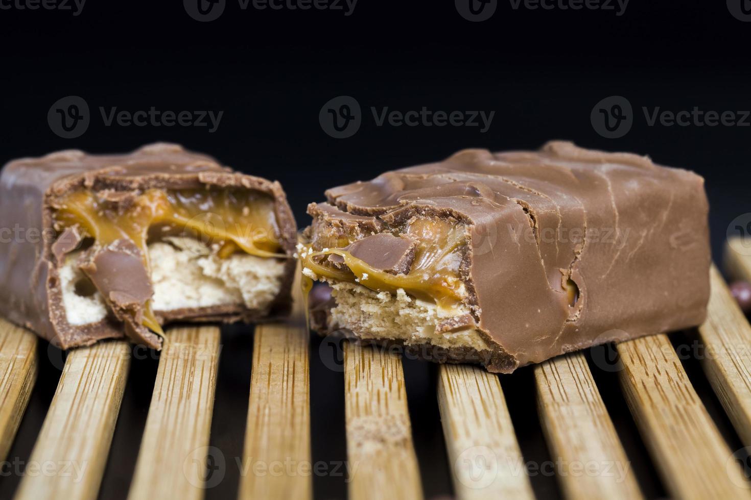 barra de chocolate con relleno, una pieza rota foto