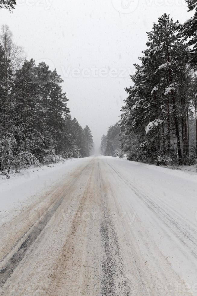 un camino cubierto de nieve sucio y roto foto