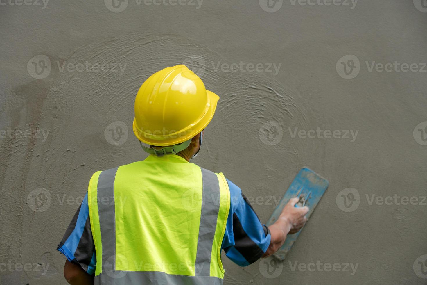 los yeseros están enyesando paredes en la construcción de edificios con mortero y hormigón. foto