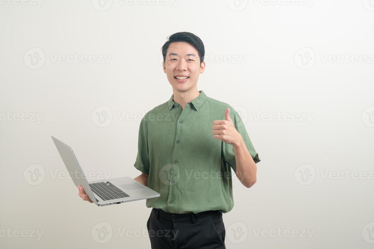 joven, asiático, usar la computadora portátil, en la mano foto