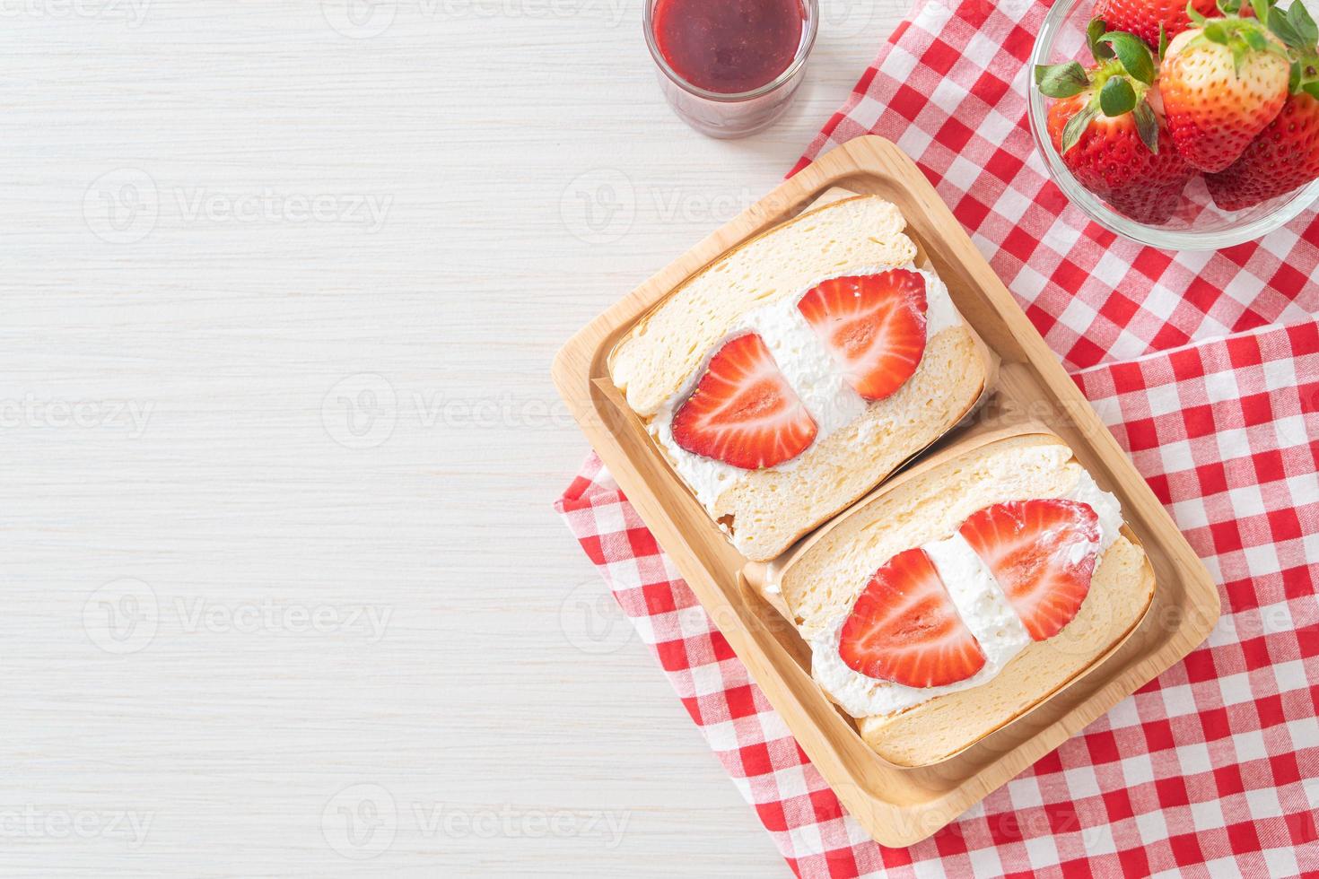 sándwich de panqueque crema fresca de fresa foto