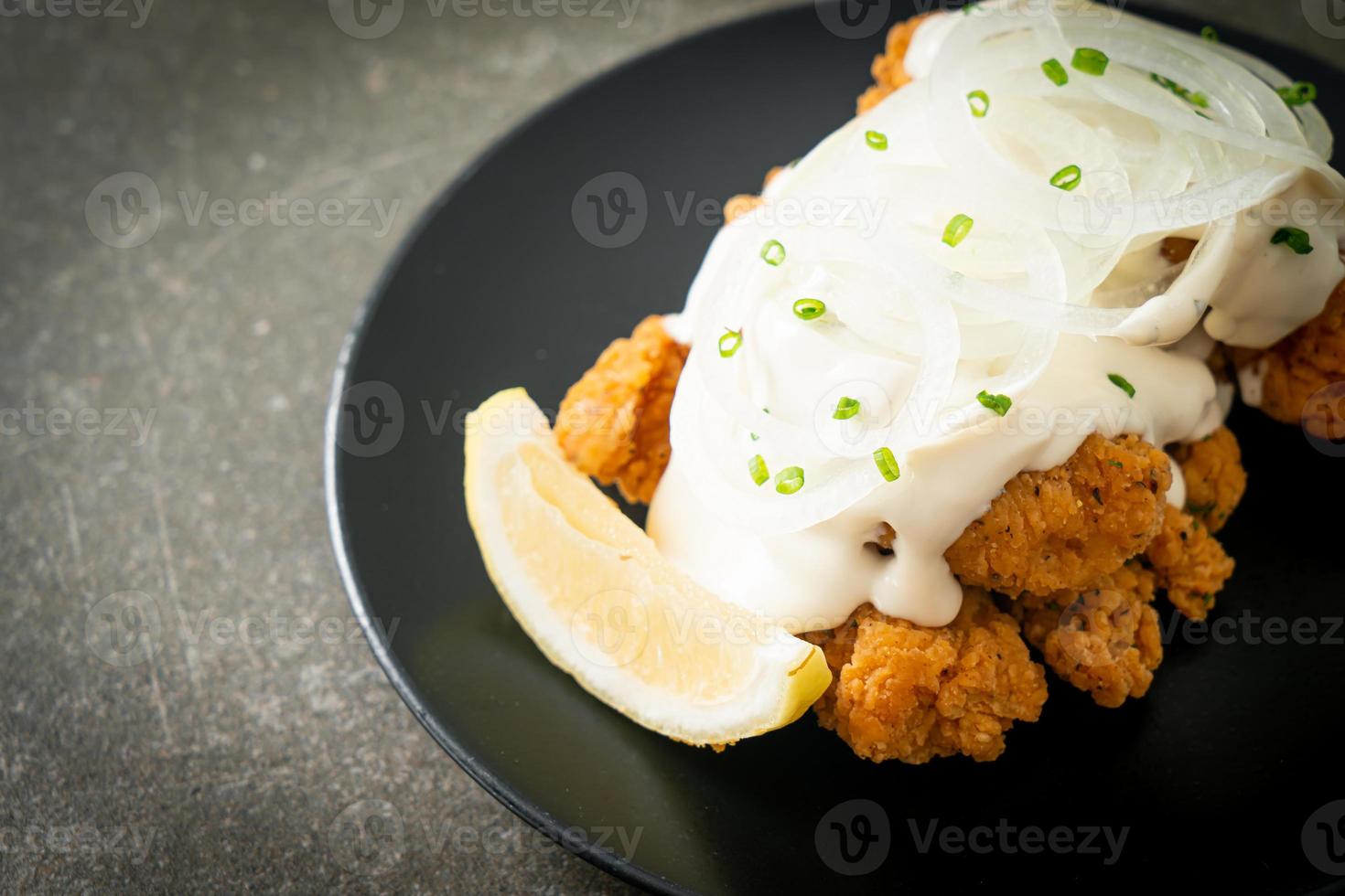 pollo con cebolla de nieve o pollo frito con salsa cremosa de cebolla foto