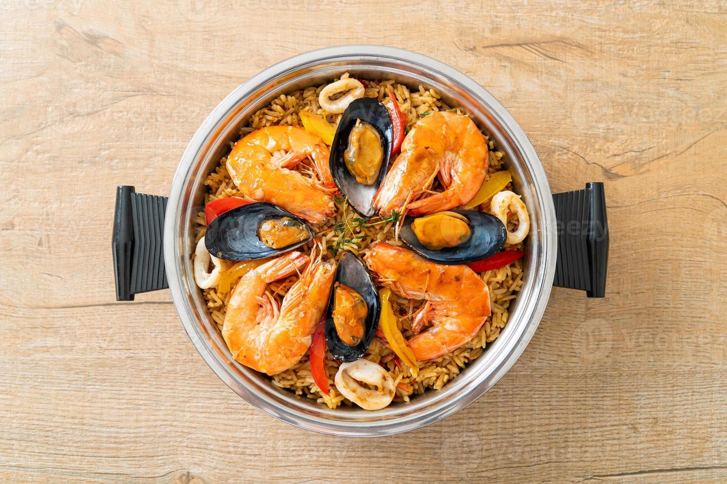 paella de marisco con gambas, almejas, mejillones sobre arroz con azafrán foto