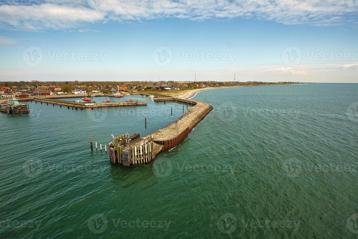 vista desde el barco que sale sobre el puerto de rostock en warnemuende foto